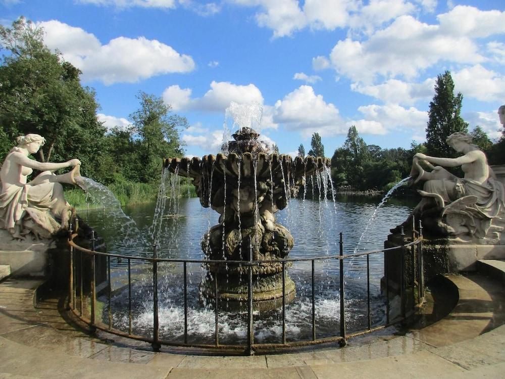 Beverley City Лондон Экстерьер фото